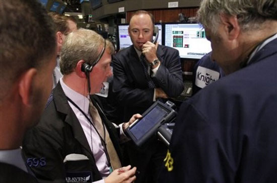 Khối lượng giao dịch cổ phiếu vẫn ở mức thấp - Ảnh: AP.