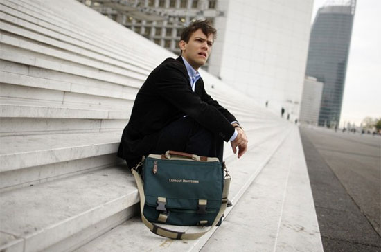 Một cựu nhân viên cũ của Lehman Brothers, bên chiếc cặp in hình logo của ngân hàng đầu tư một thời danh tiếng này - Ảnh: Reuters.