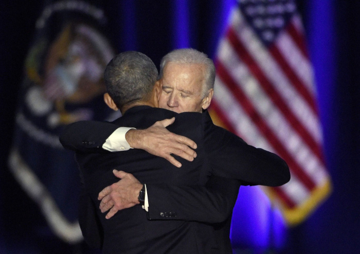 Ông Obama ôm ông Biden sau khi phát biểu chia tay trước đám đông người ủng hộ ở Chicago ngày 10/1/2017 - kết thúc 8 năm giữ cương vị tổng thống Mỹ - Ảnh: UPI.