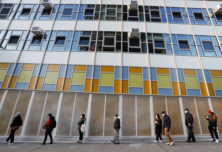 Cử tri xếp hàng trước một điểm bỏ phiếu ở Manhattan, New York - Ảnh: Reuters.