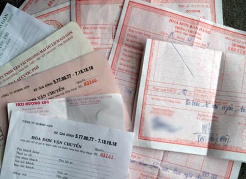 Tổng cục Thuế cho biết, với hóa đơn đã đặt in hoặc đã mua trước 1/1/2011, Tổng cục sẽ có hướng dẫn, với tinh thần là không cần phải hủy mà sẽ được sử dụng tiếp từ 4-6 tháng, nhưng phải đăng ký với cơ quan thuế. 