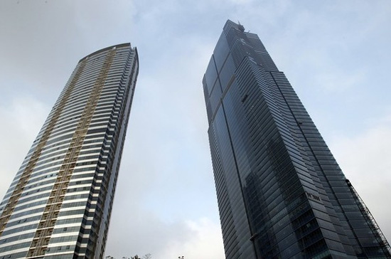 Phía trước tòa tháp Keangnam tại Hà Nội. Năm 2008, sau rất nhiều tranh luận, cuối cùng chủ trương cho phép tổ chức, cá nhân người Việt Nam ở nước ngoài và tổ chức, cá nhân người nước ngoài được mua nhà tại Việt Nam đã được chính thức hóa.