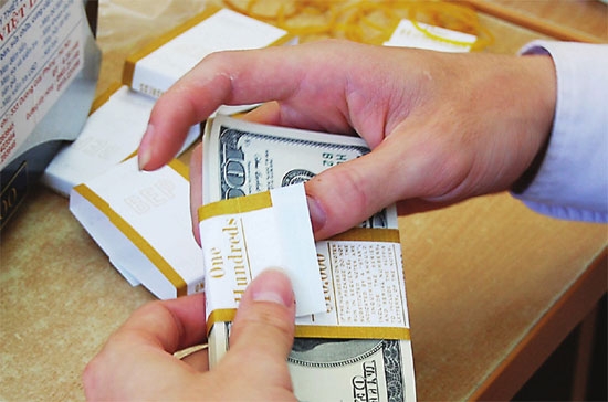 Bộ Công Thương đề xuất cho phép các đơn vị có nguồn thu ngoại tệ được vay vốn bằng ngoại tệ để giảm chi phí lãi vay.