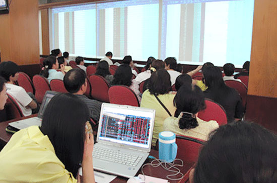 Thắt chặt tiền tệ khiến dòng tiền hạn chế đầu tư vào chứng khoán