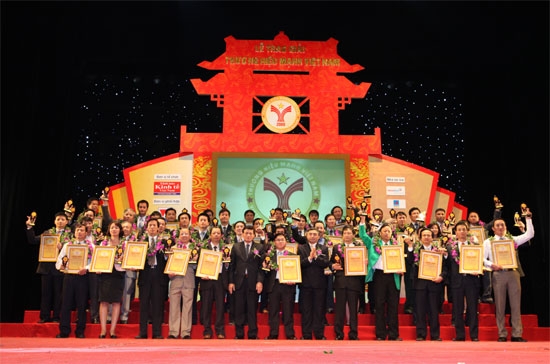 Đại diện các doanh nghiệp đón nhận danh hiệu Thương hiệu mạnh Việt Nam năm nay - Ảnh: Việt Tuấn.