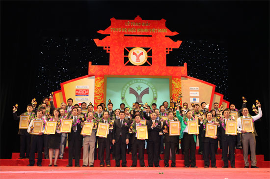 Đại diện các doanh nghiệp đón nhận danh hiệu Thương hiệu mạnh Việt Nam năm nay - Ảnh: Việt Tuấn.