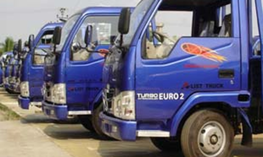Vận tải là một trong những ngành bị ảnh hưởng nặng nề nhất từ việc tăng giá xăng dầu.