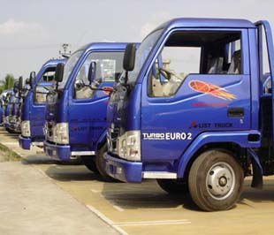 Vận tải là một trong những ngành bị ảnh hưởng nặng nề nhất từ việc tăng giá xăng dầu.