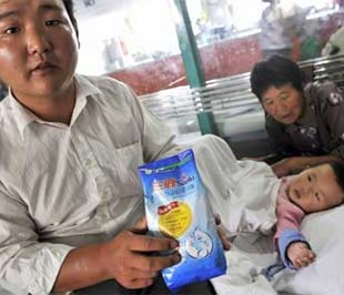 Sữa nhiễm melamine tại Trung Quốc đã ảnh hưởng tới sức khỏe và tính mạng của nhiều em nhỏ - Ảnh: AP.