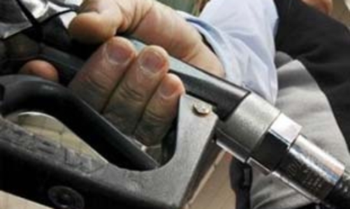 Giá vàng giảm nhẹ, giá dầu tụt mạnh