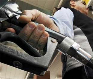 Dự báo OPEC cắt giảm sản lượng đã đẩy giá dầu tăng mạnh ở một số phiên trong tuần trước - Ảnh: AP