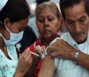 Nhân viên y tế tiêm vắcxin phòng chống cúm cho một cụ già tại Panama. 