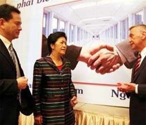 Bà Tôn Nữ Thị Ninh đang trao đổi với ông William Carnahan - luật sư tư vấn các vấn đề thương mại và đầu tư quốc tế từ Washington DC và ông Lương Văn Lý (bên trái) - Tổng giám đốc Công ty Tư vấn đầu tư DNL.