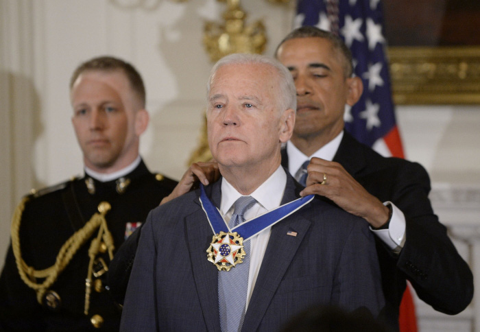 Hai ngày sau đó, ông Obama trao tặng Huân chương Tự do cho ông Biden trong một sự kiện tại Nhà Trắng - Ảnh: UPI.