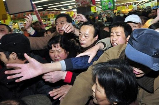 Cảnh giành nhau mua muối hôm 17/3 - Ảnh: AP.