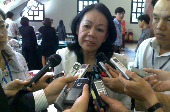 Bà Trương Thị Mai trả lời báo chí bên hành lang Quốc hội sáng 26/10. Theo bà, trong tương lai, sẽ chỉ công bố lương tối thiểu những ngành sử dụng nhiều lao động nhưng lương thấp. Ảnh: Hải Hà