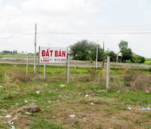  Đất nền dự án đã hình thành mặt bằng giá mới trong một thời gian vì chịu tác động từ luồng thông tin có lượng tiền lớn bồi thường hỗ trợ tái định cư "đổ" vào khu vực Thủ Thiêm (quận 2), nhưng việc giải ngân chậm khiến giá đất nền dự án nhanh chóng hạ nhiệt sau đó.