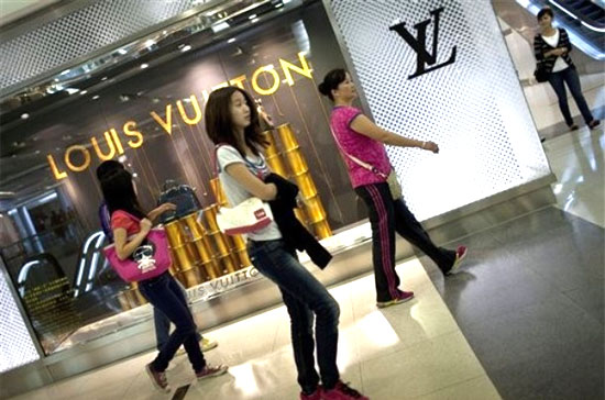 Hiện người Trung Quốc đang tiêu thụ khoảng 21% số đồ hiệu của thế giới và đóng góp quá nửa vào sự tăng trưởng của ngành này - Ảnh: AP.