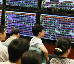 Sự cởi mở ở phiên này được tạo bởi cả hai phía: bên bán khá thoải mái khi chốt lời, bên mua được xét đến cơ hội gom hàng - Ảnh: Việt Tuấn.