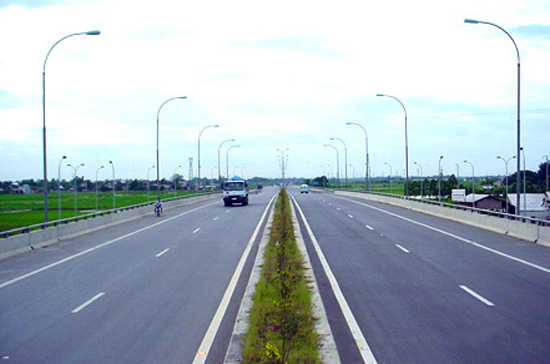 Xe máy không được phép lưu thông trên tuyến đường cao tốc Pháp Vân - Cầu Giẽ từ 1/2/2012.