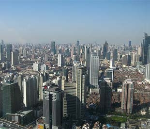 Sự đi xuống của thị trường nhà đất Trung Quốc hứa hẹn đem tới những cơ hội lớn cho các nhà đầu tư nước ngoài.