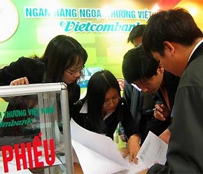 Cả Vietcombank và MHB đều đề nghị Nhà nước cho giữ lại phần thặng dư vốn sau khi phát hành thêm cổ phần để đưa vào quỹ dự trữ tăng vốn.