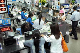 Chỉ số cầu nhân lực trực tuyến của ngành ngân hàng tăng mạnh (18%) nhưng khoảng cách cung - cầu nhân lực của ngành này vẫn lớn nhất, khiến ngân hàng trở thành ngành có mức độ cạnh tranh cao nhất đối với người tìm việc.