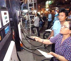 Áp lực giảm giá xăng trong nước đã tăng lên trong những ngày gần đây - Ảnh: TT.