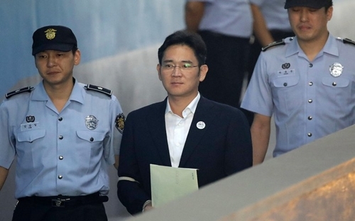 Lee Jae-yong - người thừa kế tập đoàn Samsung - tại tòa án ngày 25/8 - Ảnh: New York Times.<br>