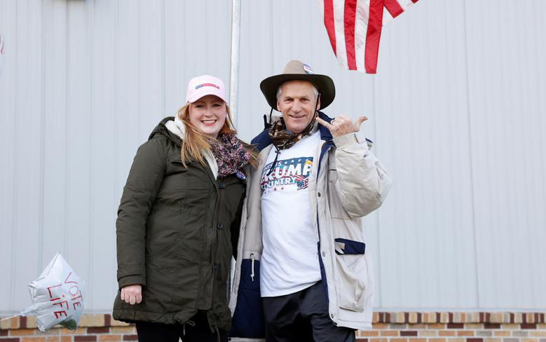 Hai cử tri ở Cherryville, Pensylvania - Ảnh: Reuters.