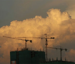 Một công trình xây dựng tại Hà Nội. Tốc độ tăng trưởng GDP 6 tháng đầu năm 2009 của thành phố được công bố đạt 4,12%, bằng 1/3 của 6 tháng đầu năm 2008 - Ảnh: Reuters.