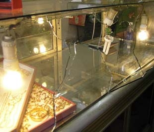 Hiện trường một vụ cướp tiệm vàng mới đây tại Tp.HCM.
