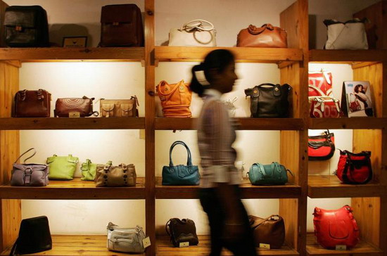 Hàng hiệu vẫn chống chọi tốt với suy thoái - Ảnh: Pochtimes.