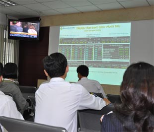 Nhà đầu tư trên sàn vàng SBJ.