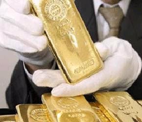 Giá vàng chịu sức ép giảm do thời gian qua có nhiều ngân hàng tích cực bán vàng ra và giá dầu cũng đang ở xu thế giảm.