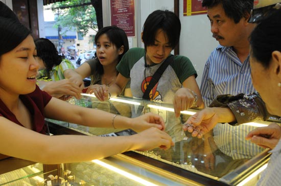 Một số nhà kinh doanh vàng khuyến cáo người dân nên thận trọng ở thời điểm này trong việc ra quyết định mua bán vàng.