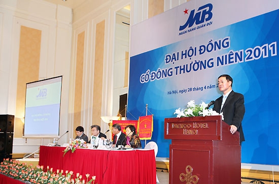 Đại hội cổ đông thường niên năm 2011 của MB đã thông qua việc bầu Trung tướng Lê Hữu Đức, Ủy viên Trung ương Đảng, Thứ trưởng Bộ Quốc phòng làm Chủ tịch Hội đồng Quản trị.