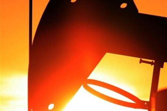 Giàn khoan dầu ở Sakhir (Bahrain). Giá dầu thô thế giới hiện đã giảm về dưới ngưỡng 75 USD/thùng do sự mạnh lên của tỷ giá USD so với các đồng tiền chủ chốt khác - Ảnh: AP.