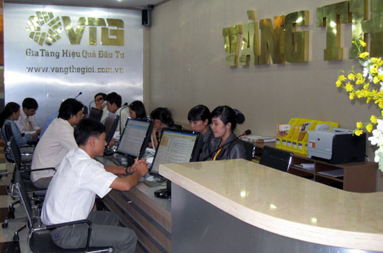 Nhà đầu tư tại Sàn giao dịch vàng Thế giới.