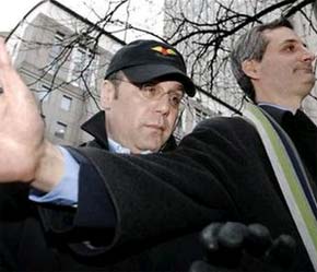 Paul Risoli (đội mũ) bị phát hiện cố tình chuyển cổ phiếu phi pháp để được lại quả - Ảnh: AP.