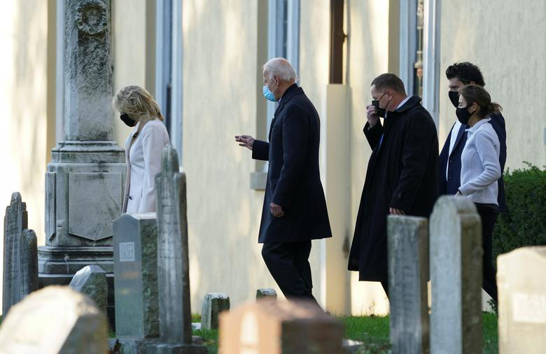 Ứng viên Joe Biden rời nhà thờ ở Wilmington, Deleware trong ngày bầu cử - Ảnh: Reuters.
