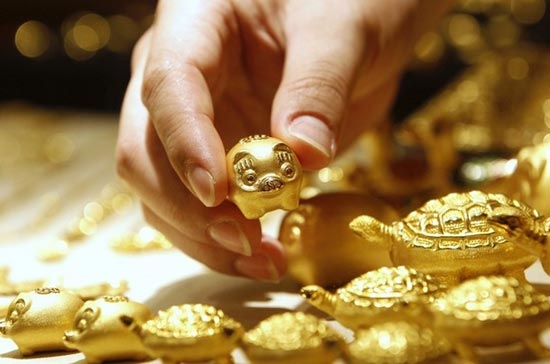 Giá vàng quốc tế đêm qua trượt mạnh sau khi kinh tế châu Âu có dấu hiệu diễn biến xấu hơn.