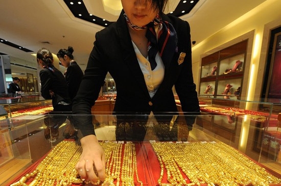 Giá vàng thế giới vẫn đang mạnh quanh vùng 1.550 USD/oz - Ảnh: Getty Images.