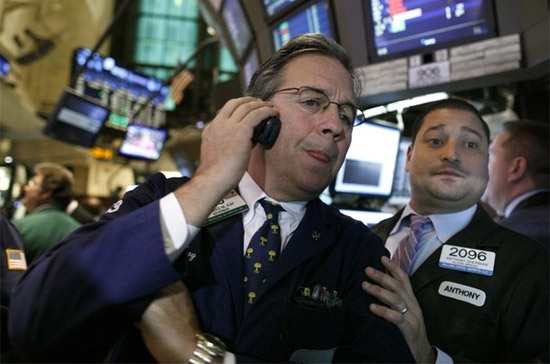 Mặc dù thị trường giảm điểm nhưng cổ phiếu khối năng lượng, dịch vụ viễn thông, bán lẻ, hàng tiêu dùng vẫn tiếp tục xu thế đi lên - Ảnh: Reuters.