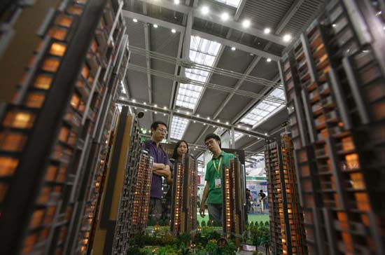 Sự gia tăng của nợ công trong thời gian dài có thể khiến lãi suất vay vốn đắt đỏ hơn - Ảnh: Reuters.