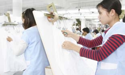 Doanh nghiệp dệt may làm gì để giữ chân lao động?