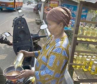 Một phụ nữ bán lẻ xăng ở Indonesia.