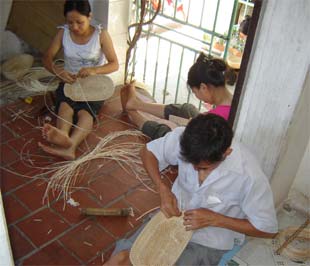 "Khó khăn chính trong giai đoạn hiện nay là giá nguyên liệu cho sản xuất tăng cao trong khi vốn của các làng nghề quá ít để có thể chạy theo việc tăng giá này."