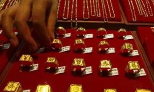 Giá vàng sụt mạnh, giá dầu lên gần 69 USD/thùng