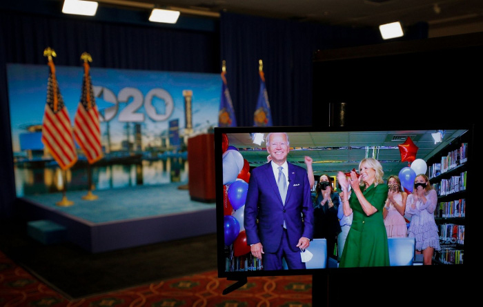 Ông Biden qua một video từ Delaware được vợ và các cháu chúc mừng sau khi được bầu trở thành ứng viên của đảng Dân chủ ra tranh cử tổng thống vào ngày 18/8/2020 - Ảnh: UPI.
